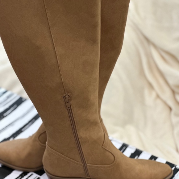 Women’s tall boots - Picture 2 of 6